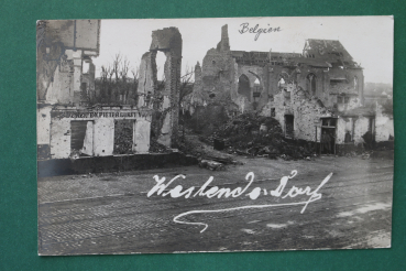 Ansichtskarte Foto AK Westende Dorf Flandern 1914-1918 Weltkrieg Straße Häuser Gebäude Ruinen zerstörter Ort Geschäft Kirche Ortsansicht Belgien Belgique Belgie